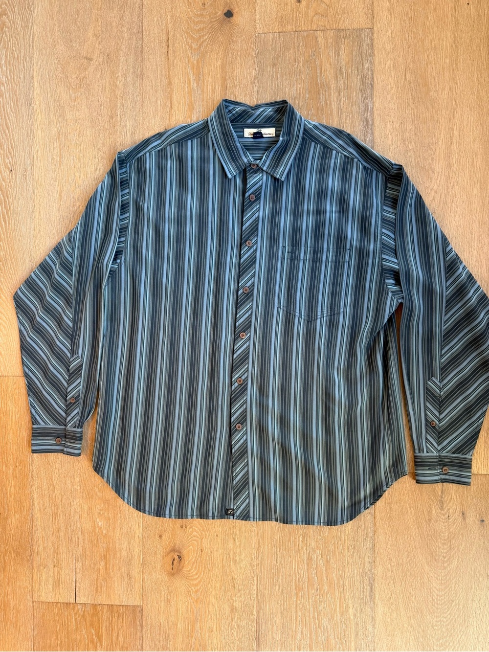 Tommy Bahama 💯 silk button down shirt
